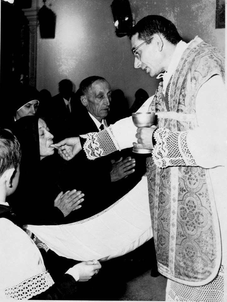 Fray Cosme Spessotto Zamuner impartiendo la comunión con sus padres, Vittorio Spessotto y Giuseppina Zamuner, en conmemoración de las Bodas de Oro, Venecia (Italia) en octubre 1974