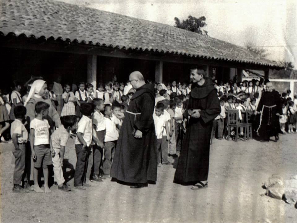Fray Cosme Spessotto junto a niños de la Escuela Parroquial Juan XXIII y visita de superiores de Veneto, Italia a San Juan Nonualco, en 1970