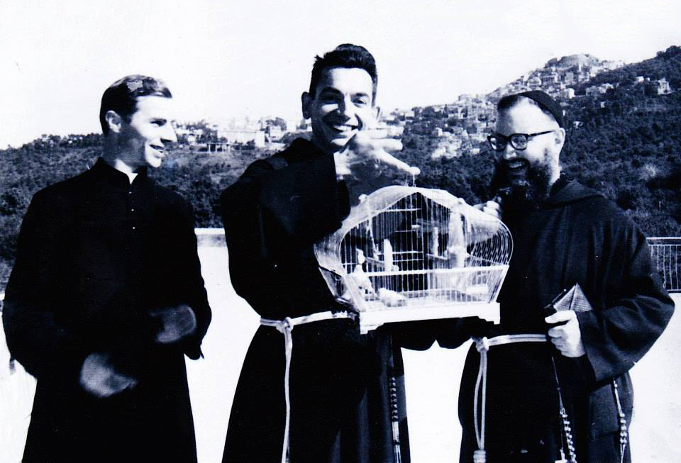 Fray Cosme jugando con los canarios del Papa San Pio XII en Roma (1952)