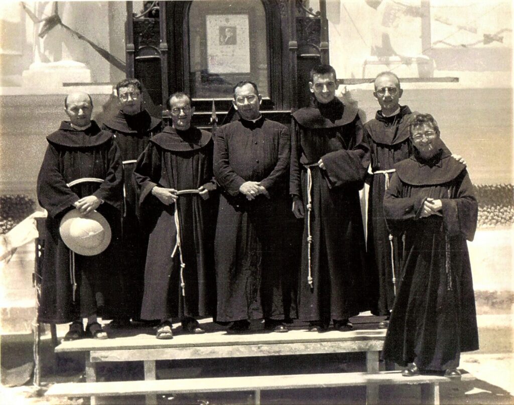 Cosme Spessotto junto a frailes franciscanos