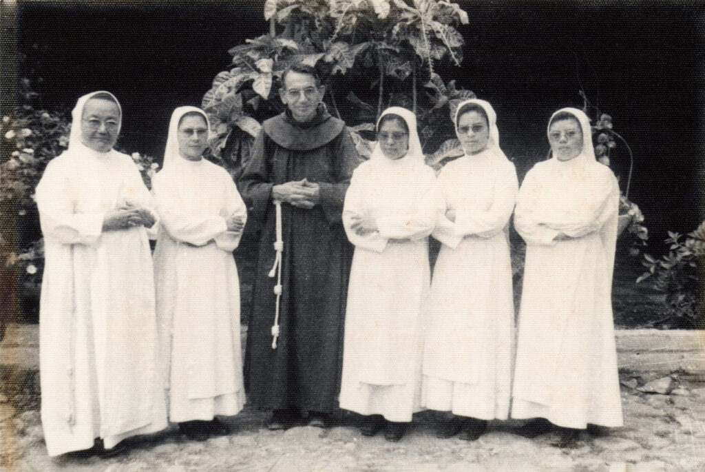 Cosme Spessotto junto a hermanas franciscanas