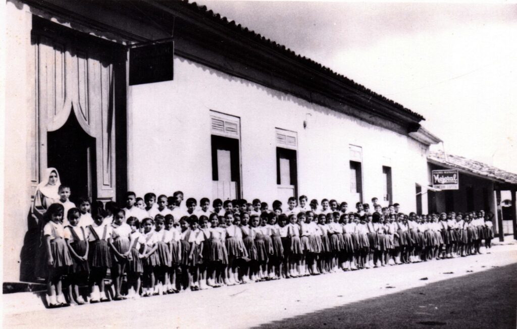 Cosme Spessotto con niños estudiantes de la Escuela Parroquial Juan XXIII en San Juan Nonualco